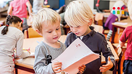 Twee kinderen in de klas met papier in hun hand