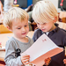 Twee kinderen in de klas met papier in hun hand
