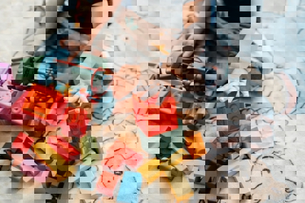 Kind speelt met blokken