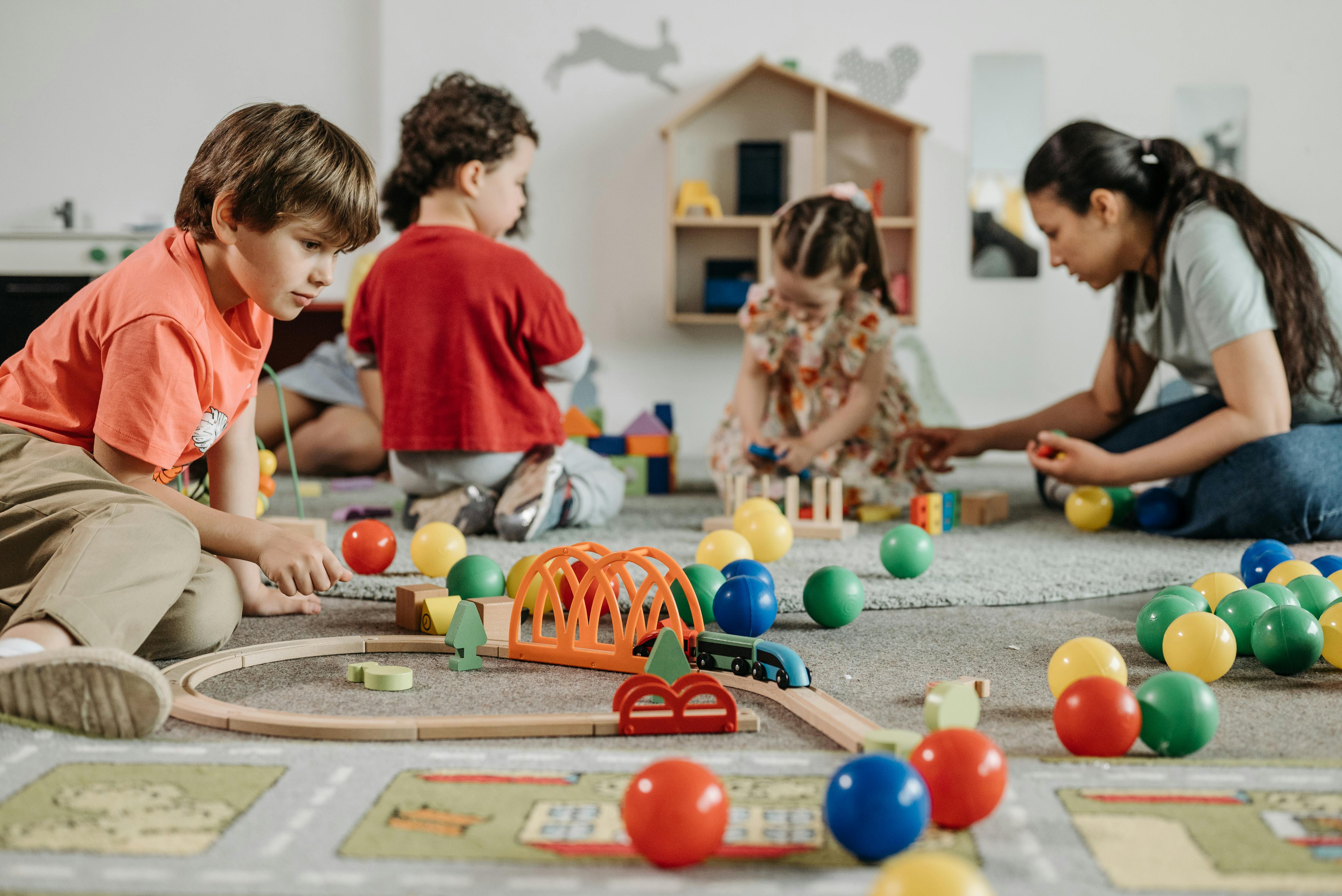 Kinderen spelen onder begeleiding van een coach