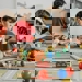 Kinderen spelen onder begeleiding van een coach